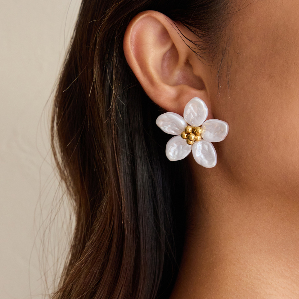New Elegant Vintage Style Waterproof Stainless Steel Pearl Flower Stud Earrings