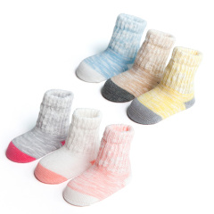 Baby socks in slub yarn for spring and autumn