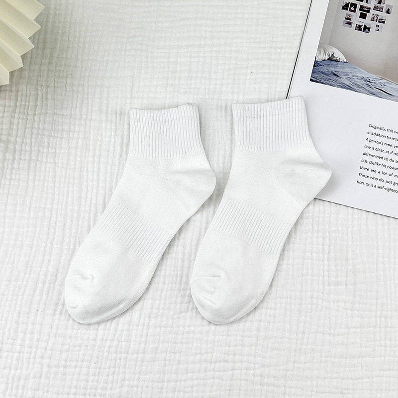 Crew Socks Wicking Sweat Breathable Socks Charming Love Strawberry Women Summer Winter