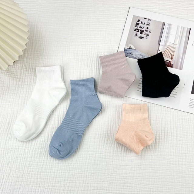 Crew Socks Wicking Sweat Breathable Socks Charming Love Strawberry Women Summer Winter