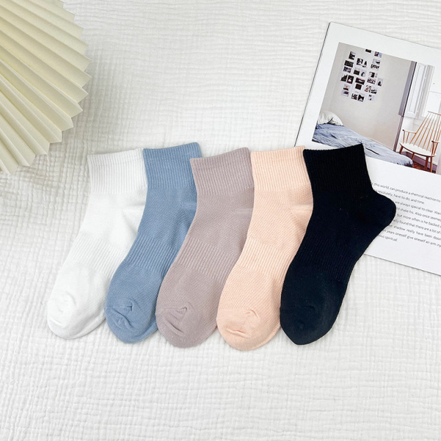 Crew Socks Wicking Sweat Breathable Socks Charming Love Strawberry Women Summer Winter