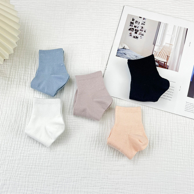 Crew Socks Wicking Sweat Breathable Socks Charming Love Strawberry Women Summer Winter