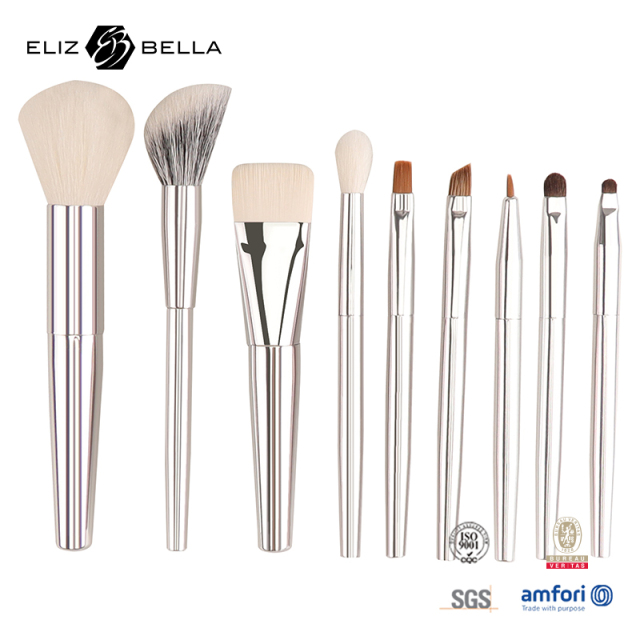 On-the-Go Makeup Brush Kit – Lightweight & Space-Saving for Frequent Travelers