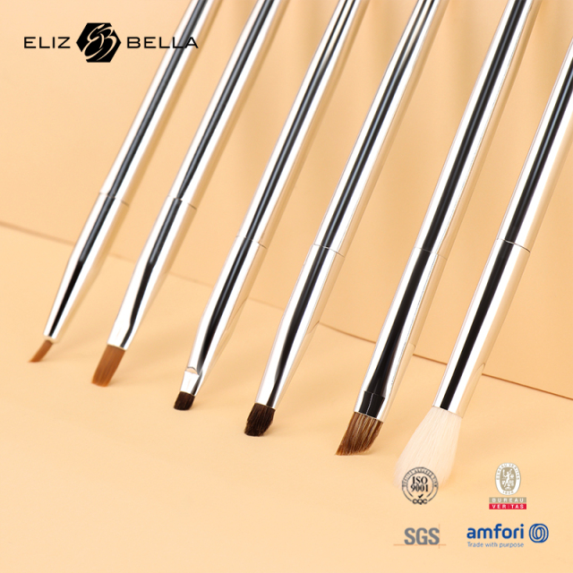 On-the-Go Makeup Brush Kit – Lightweight & Space-Saving for Frequent Travelers