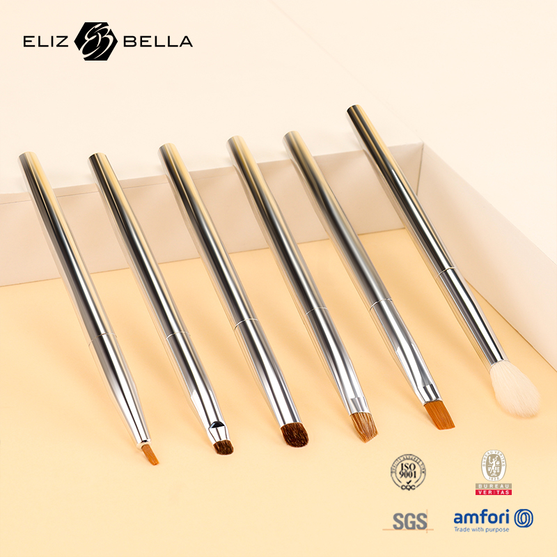 On-the-Go Makeup Brush Kit – Lightweight & Space-Saving for Frequent Travelers