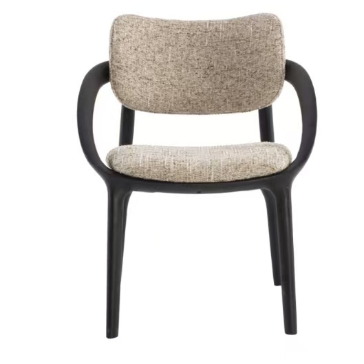 Embrace of curved armrests: a dining chair that combines comfort and aesthetics