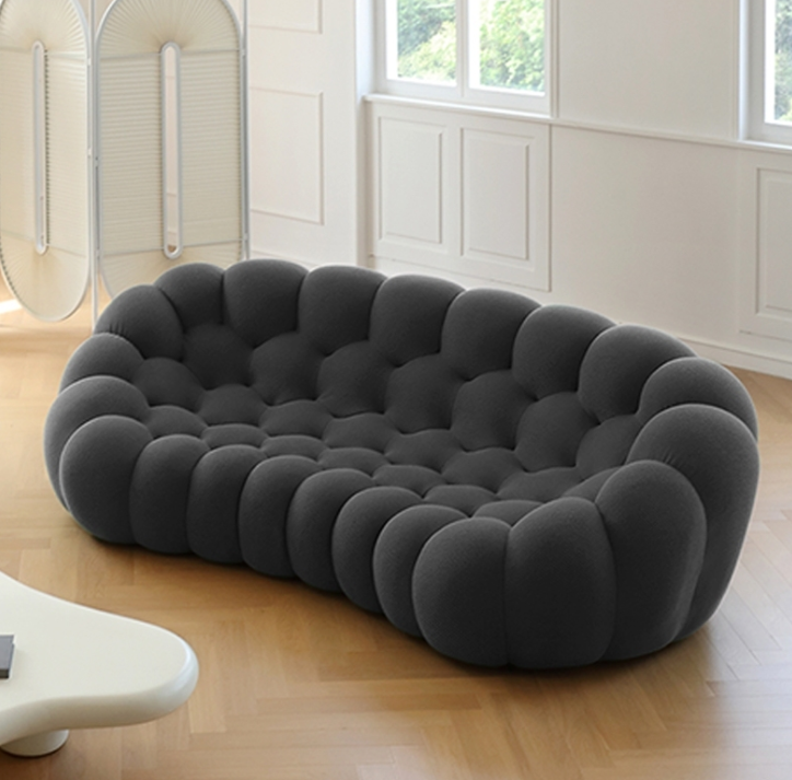Italian minimalist football sofa: a lazy space outlined by curved lines