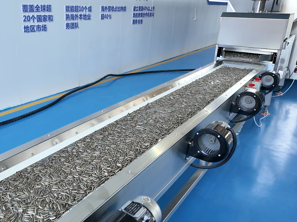 Cooling line for the nut roasting machine