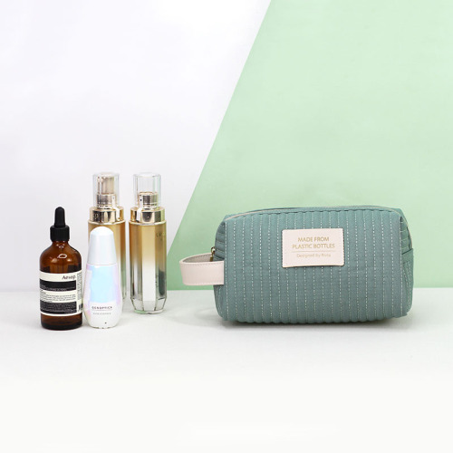 CBR204 wide-base standing toiletry bag