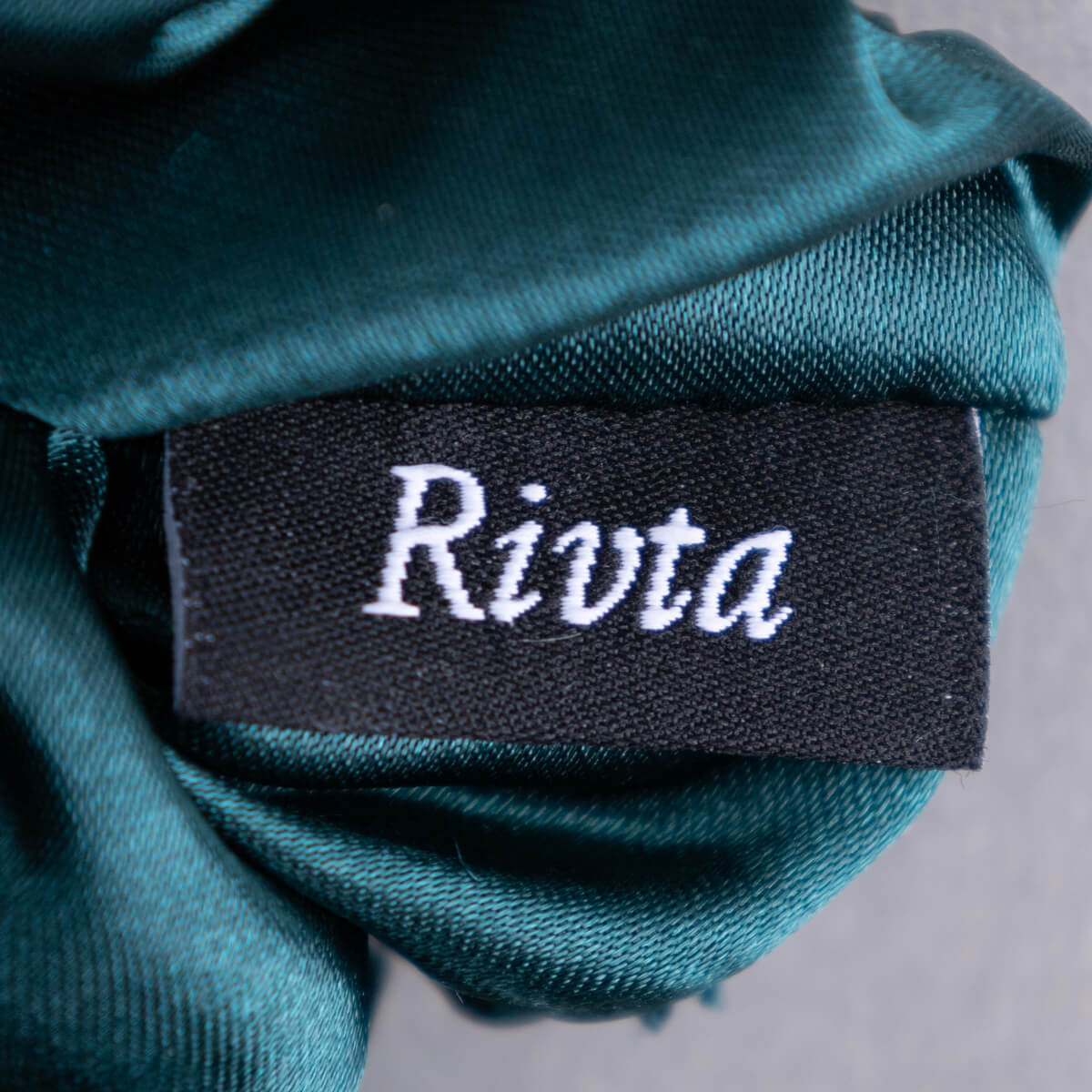 Woven label logo method for private label cosmetic bags