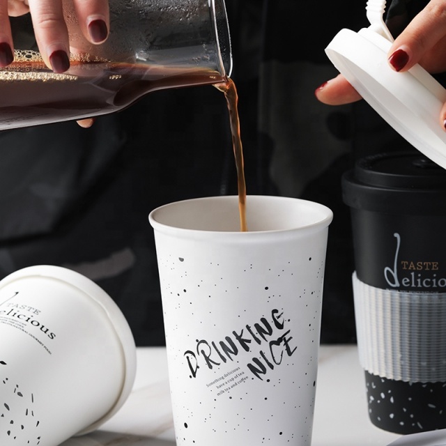 New Arrivals of Popular Ceramic Travel Mug with Silicone Cover Black and White Ceramic Mug with Lid