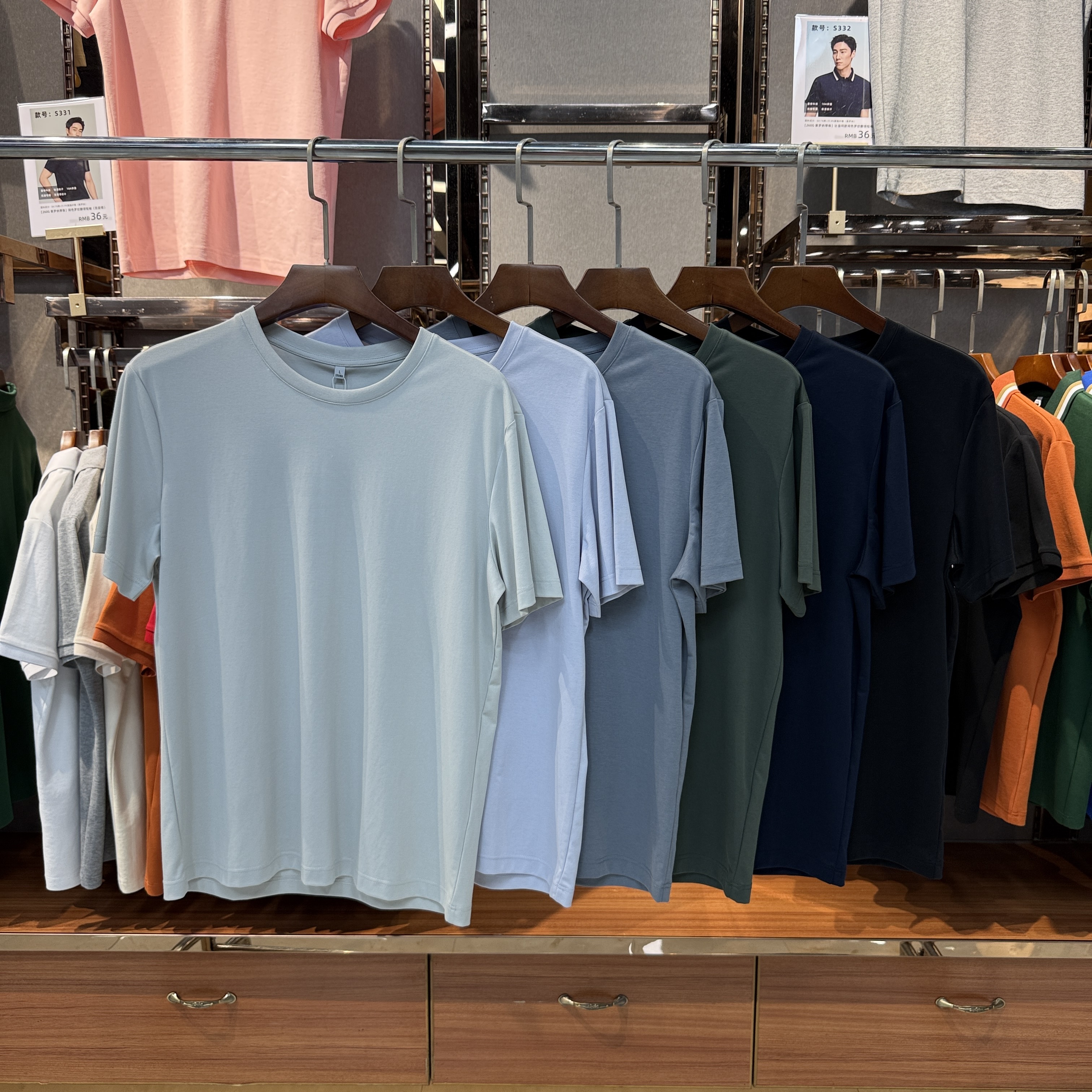SKS770 61% Pima Cotton  31.1% Polyester 7.9% Spandex T-shirt
