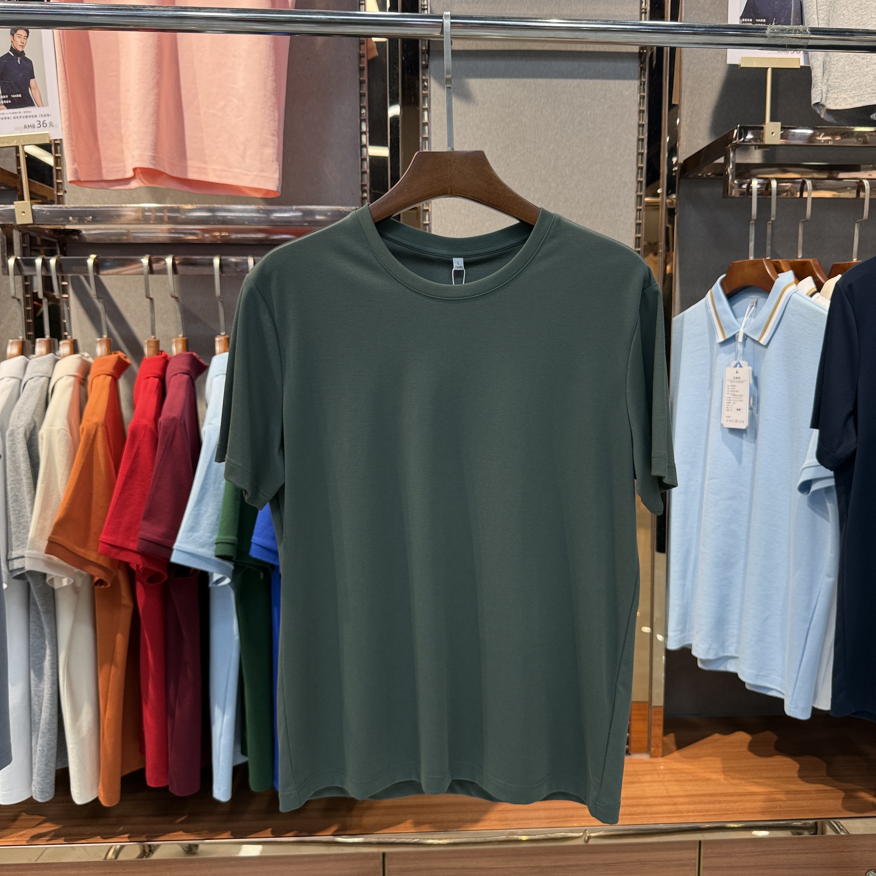 SKS770 61% Pima Cotton  31.1% Polyester 7.9% Spandex T-shirt