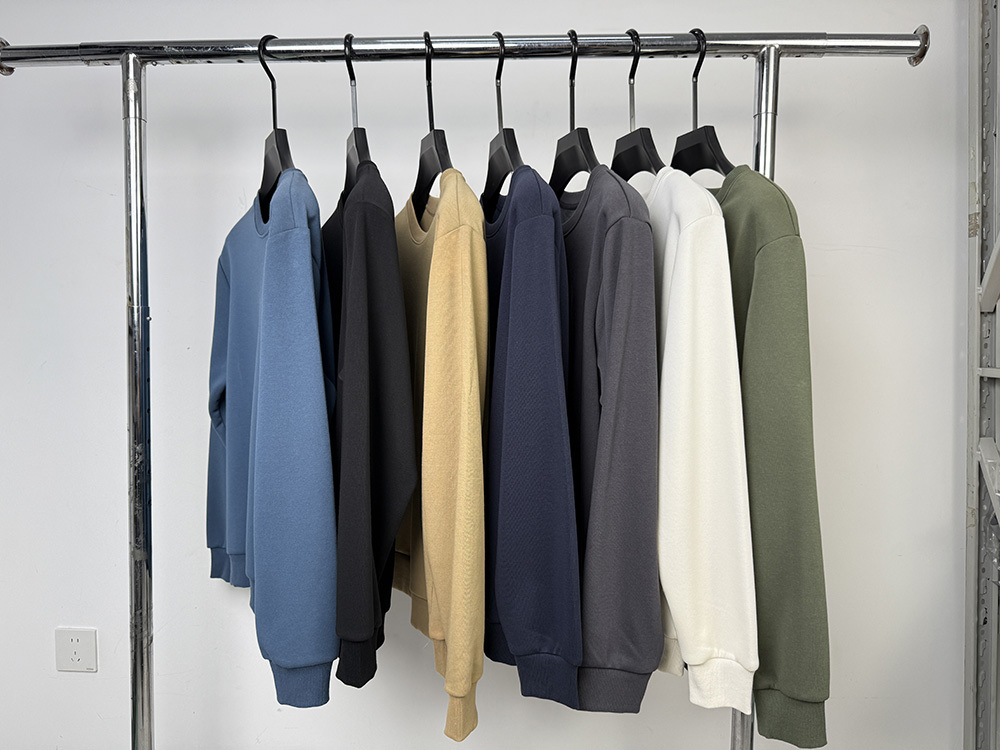 MX52120 60.7% Cotton 37.2% Polyester 2.1% Mulberry Silk Long-Sleeve T-Shirt