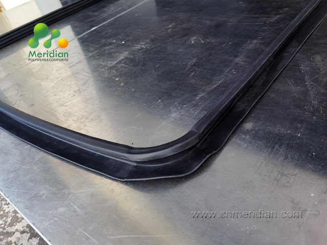 Hot-vulcanized corner-sealed frame