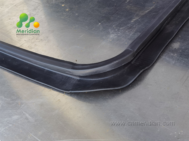 Hot-vulcanized corner-sealed frame