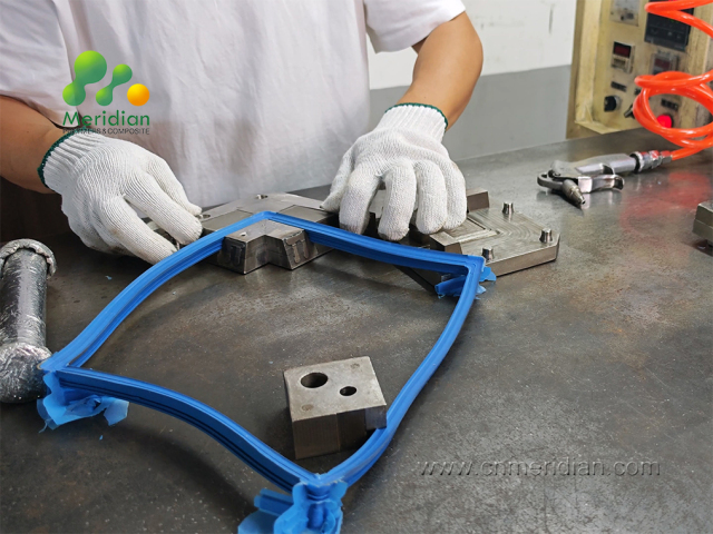 Hot-vulcanized corner-sealed frame