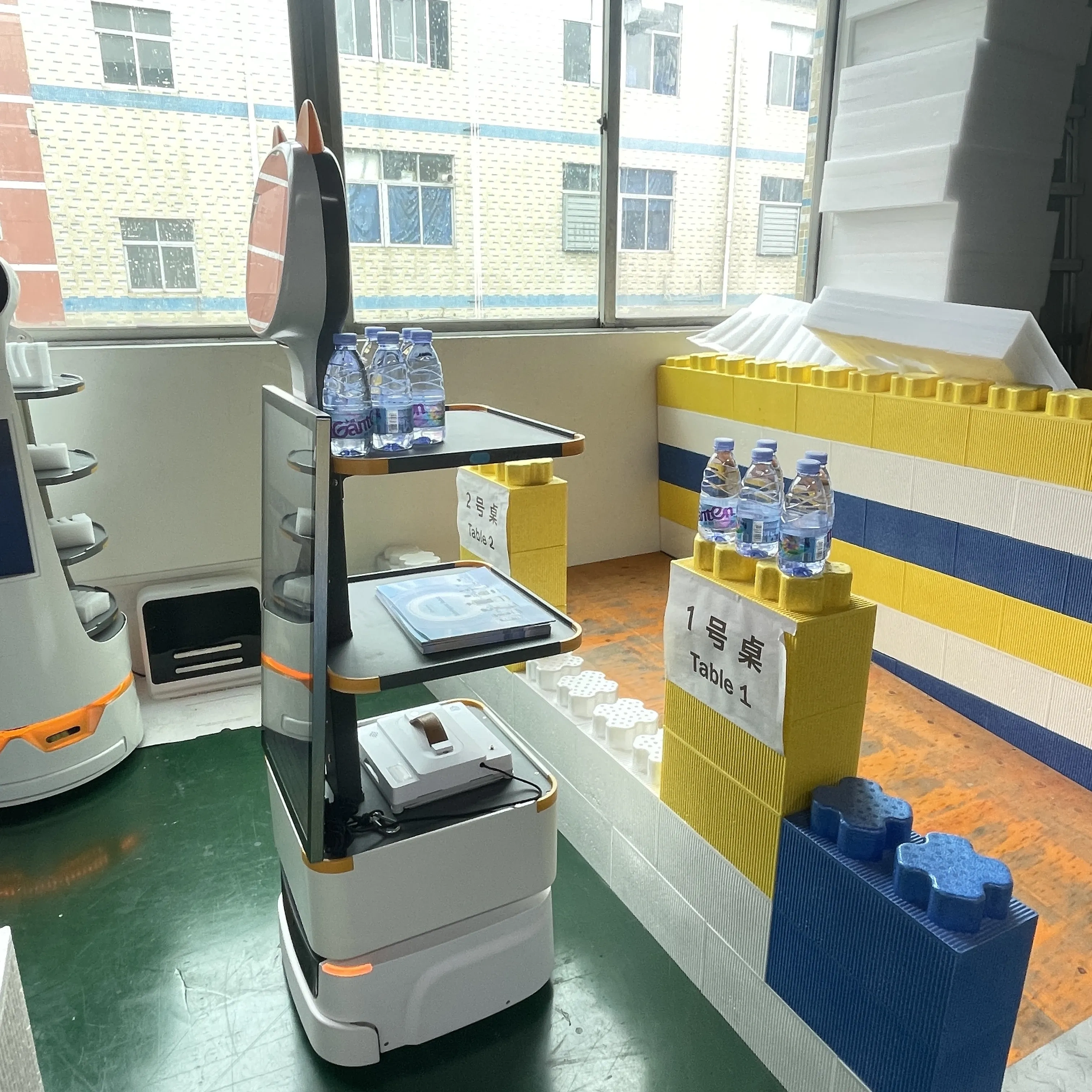 Commercial Mobile Advertising Robot Indoor Display Video Robot Explain With 27 inch HD Screen For Supermarket Shoppingmall Exhibition Hall