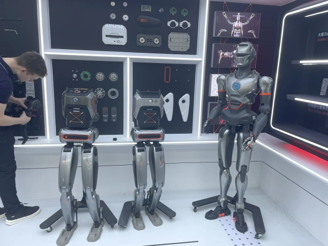 Engineai Bipedal Humanoid Robot Natural Gait First Front Flip Smart Robot Stand and Walk Support Second Development