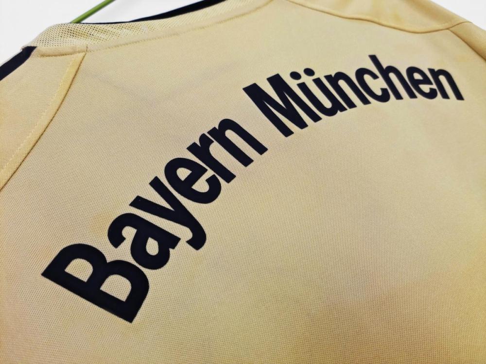 2004/05 FC Bayern Munchen Away Retro Jersey