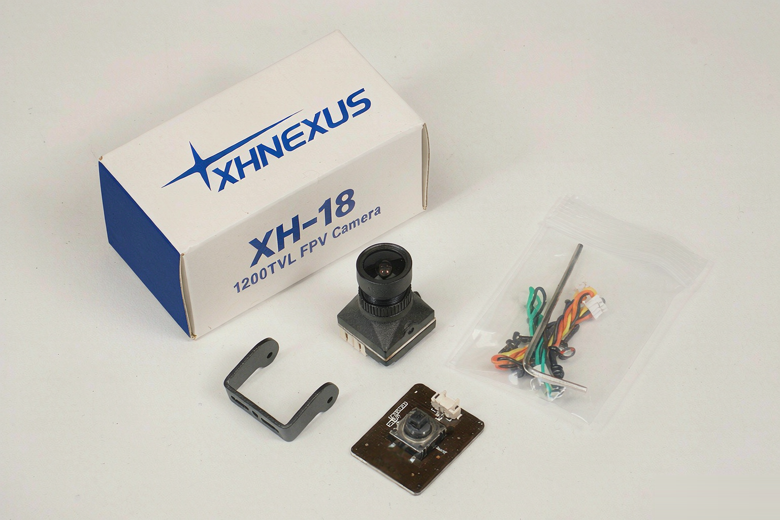 XH-18 1200TVL FPV 摄像头 包装清单：摄像头、相机支架、OSD菜单板、硅胶线与内六角扳手