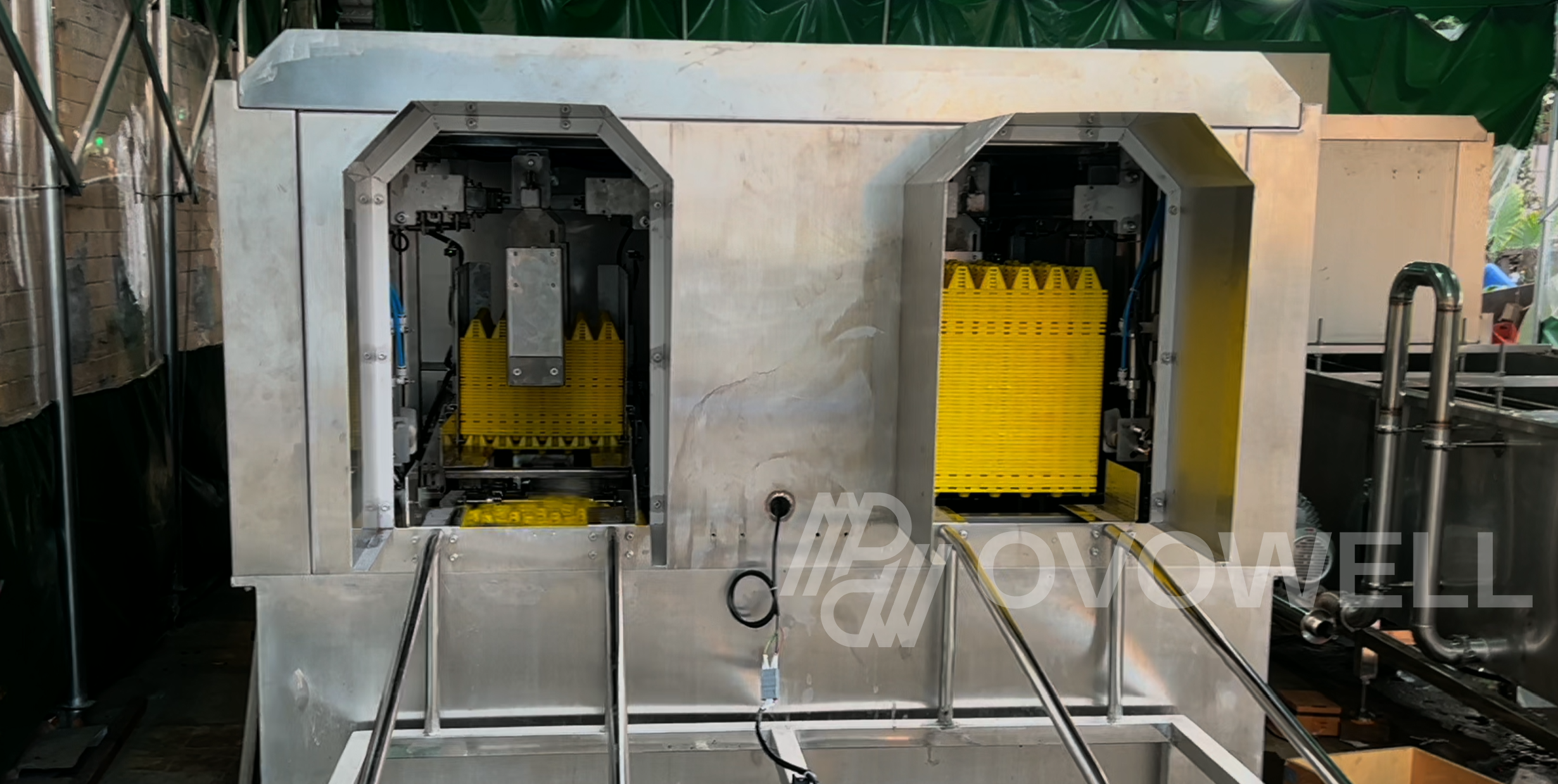 Automatic clean-tray stacking outfeed of the egg tray washing machine
