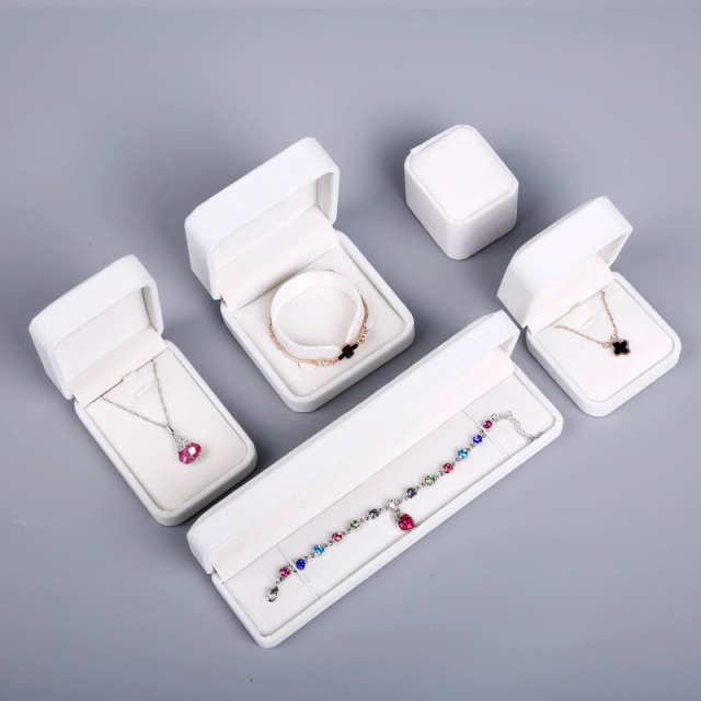 Moyi Custom Velvet Jewelry Box Premium Ring Earring & Necklace Packaging