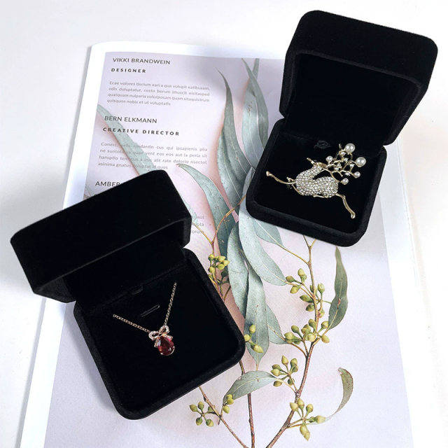 Moyi Custom Velvet Necklace Box Elegant Jewelry Packaging For Pendants & Necklaces