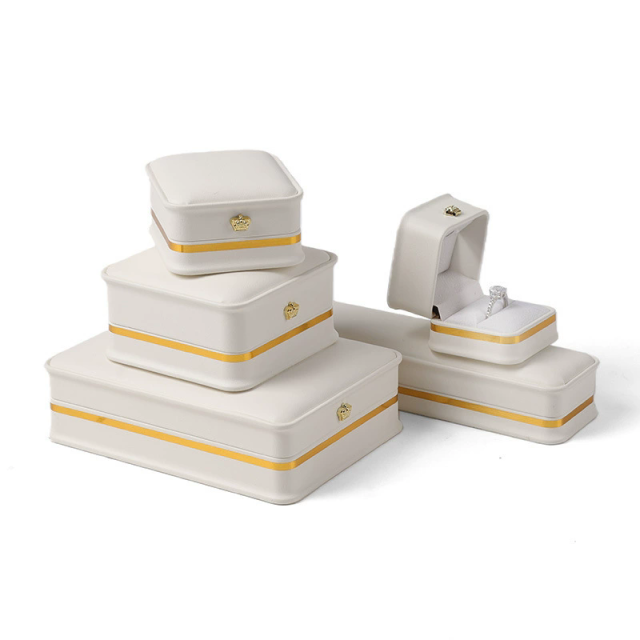 Moyi Luxury Leather Jewelry Box With LED Light Premium Packaging For Ring Necklace & Proposal Gifts