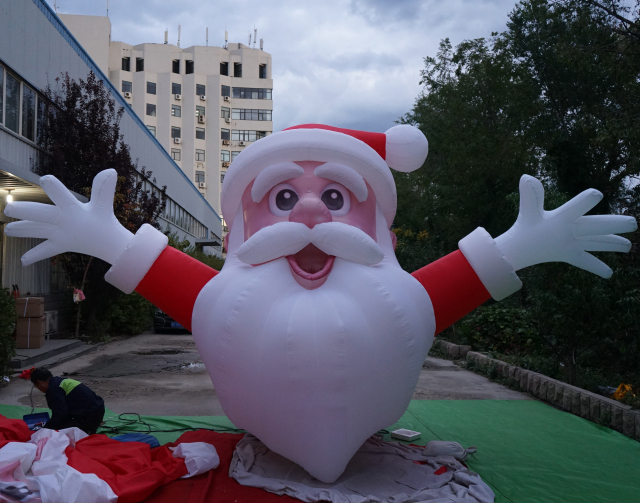 Animated Inflatable Santa Claus Christmas Air Blow Figure Dressed in Traditional Red Velvet Suit