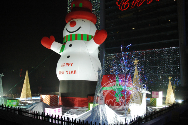 Giant Inflatable Christmas Ornament and Inflatable Santa Claus Mascot Costume  for Christmas Decoration Parade