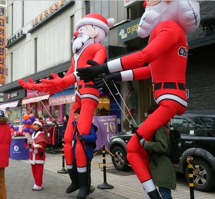 Customized Advertising Inflatable Christmas Father Mascot Inflatable Walkable Santa Claus Puppet Costume for City Parade