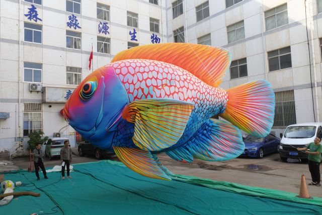 Activity Promotion Advertisement: Tropical Fish Inflatable Models, with an Ocean Atmosphere and Scene-specific Decorative Props.
