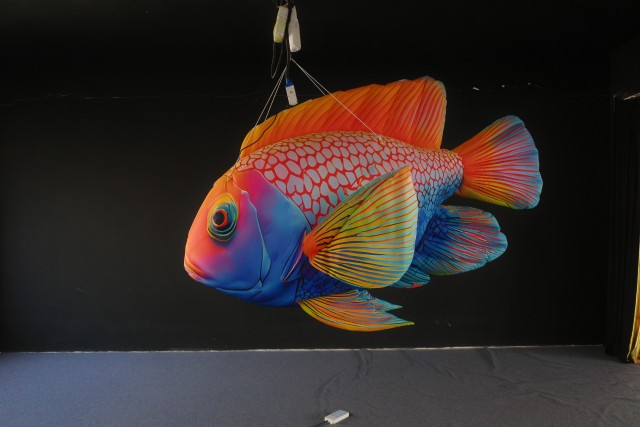 Activity Promotion Advertisement: Tropical Fish Inflatable Models, with an Ocean Atmosphere and Scene-specific Decorative Props.