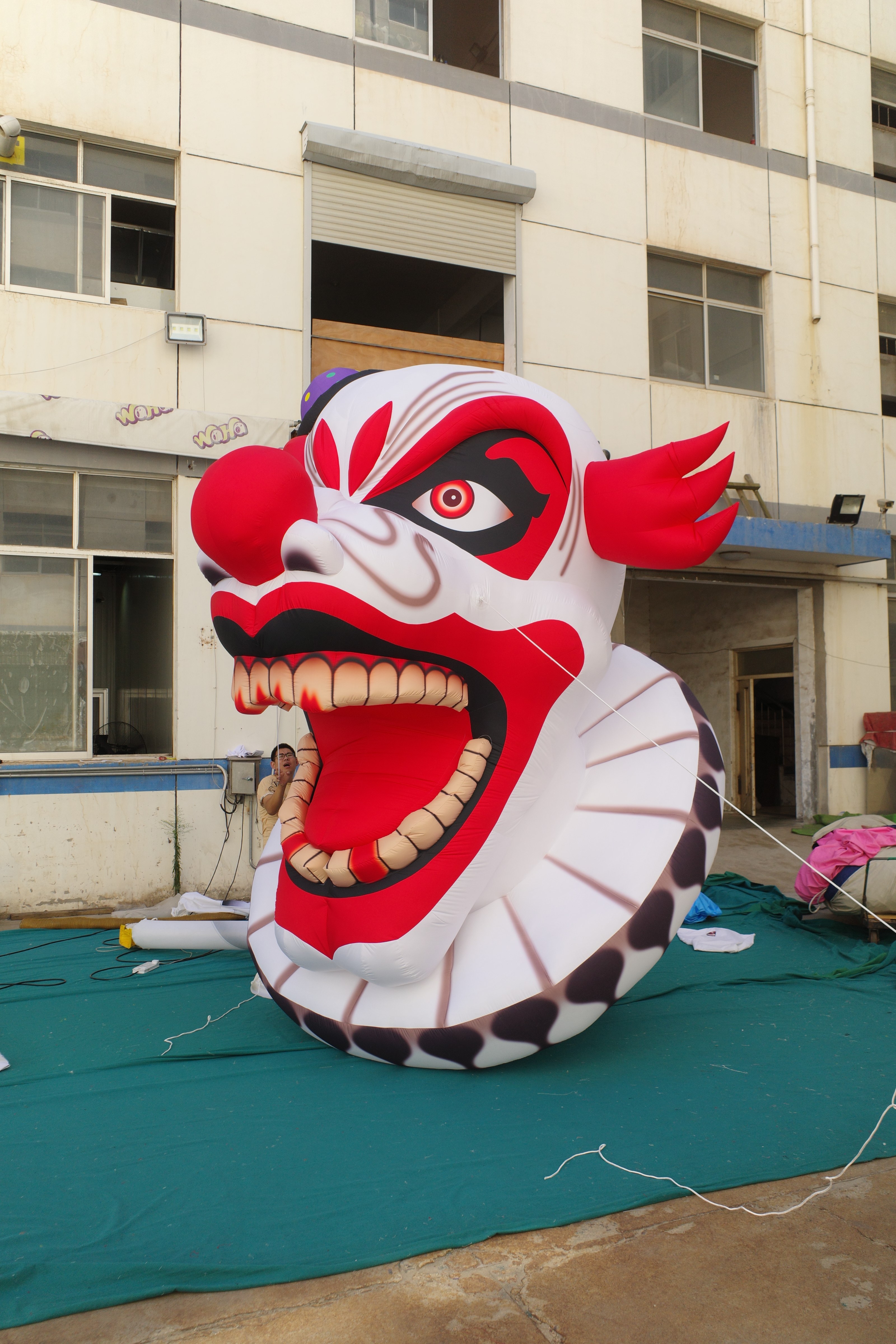 Professional Large Inflatable Horror Clown Head Prop, Premium Free-Standing Inflatable for Commercial Exhibition & Promotion