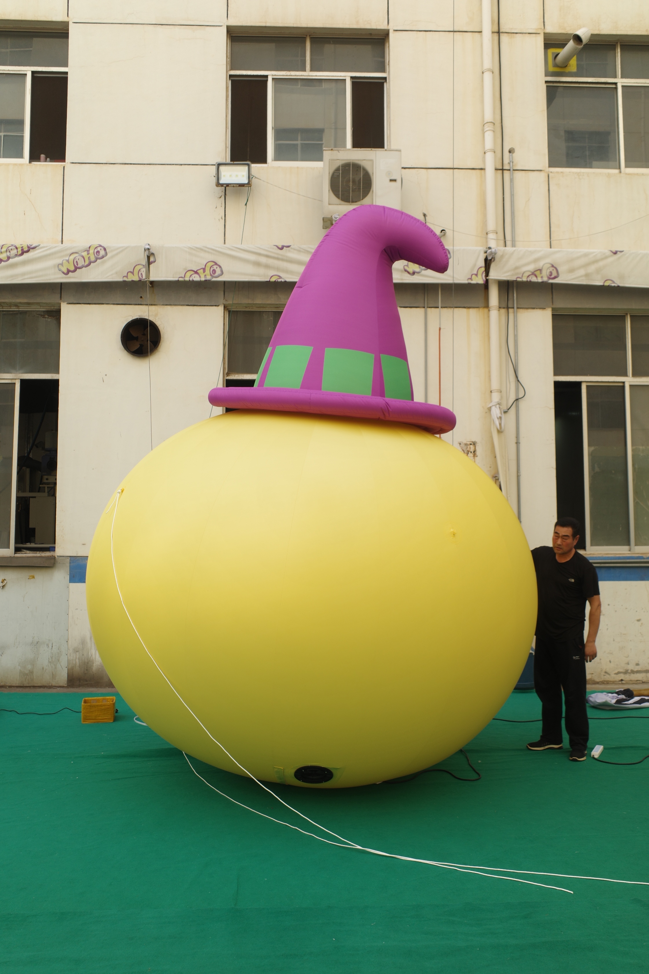 Large Inflatable Pumpkin with Sombrero Art Installation, Promotional Blow up Inflatable for Mall & Event