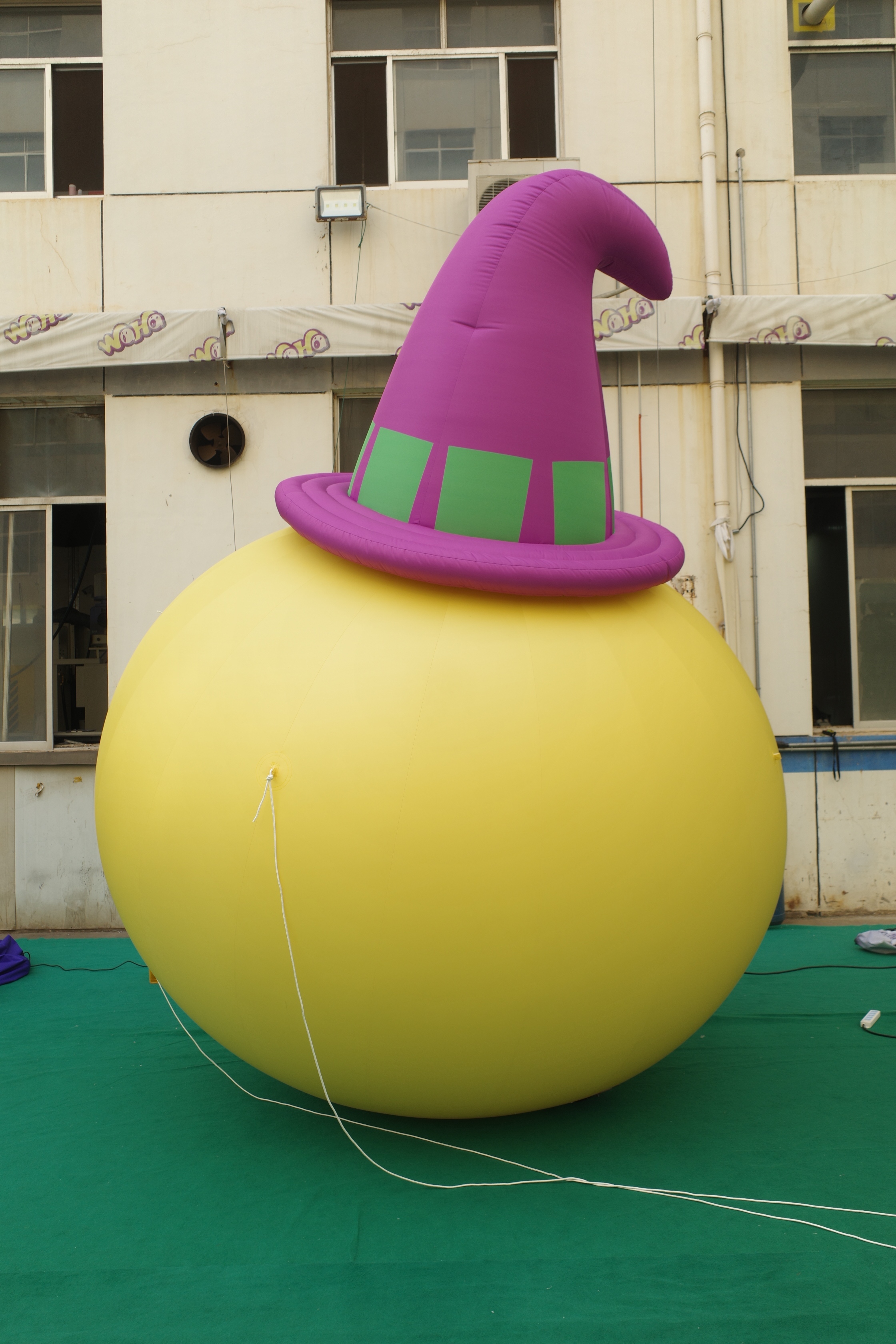 Large Inflatable Pumpkin with Sombrero Art Installation, Promotional Blow up Inflatable for Mall & Event