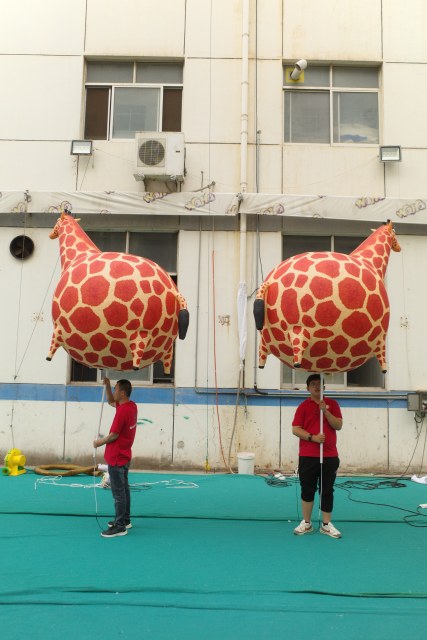 OEM Custom Handheld Inflatable Giraffe, Commercial Grade Inflatable for Carnival & Parade