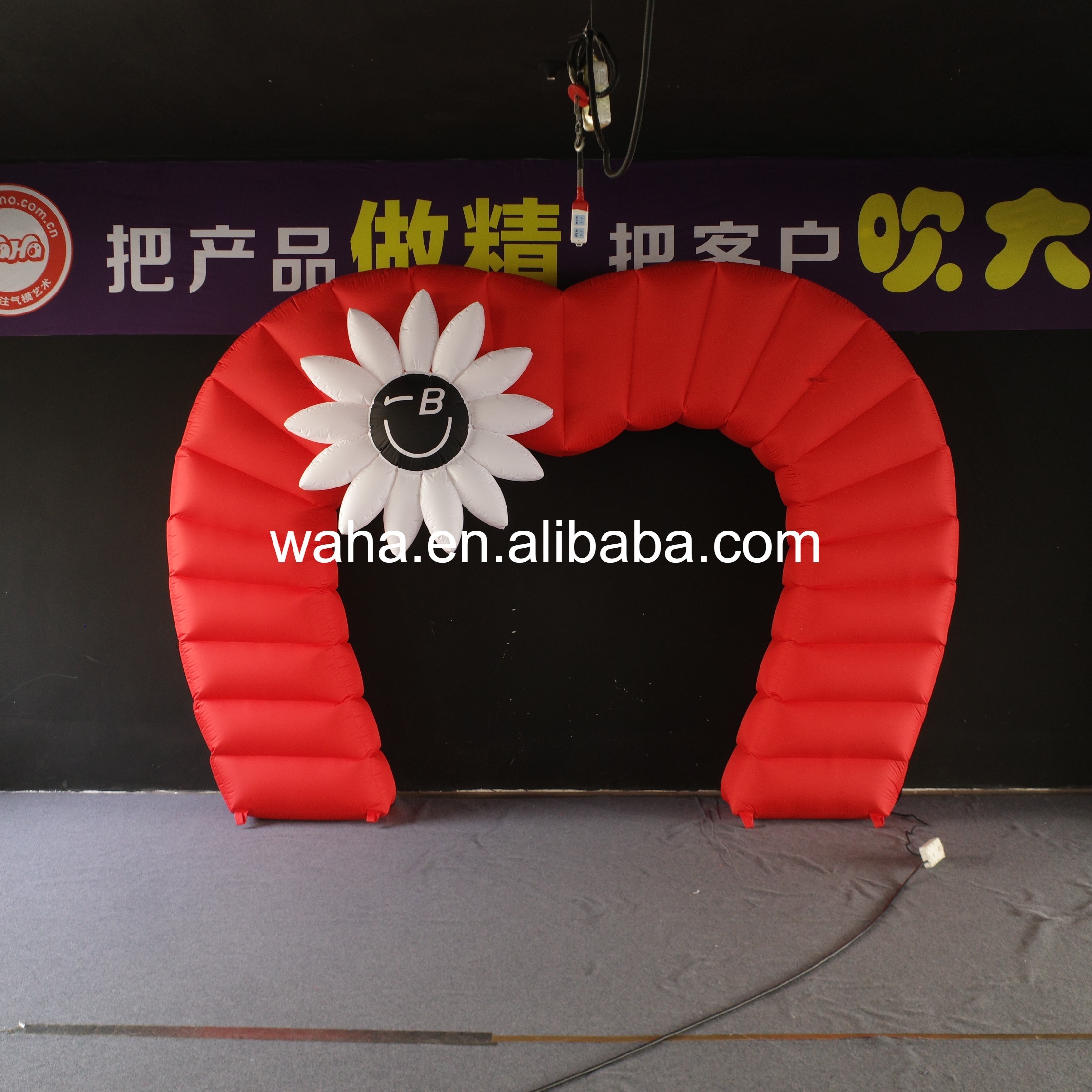Red Heart Shaped Inflatable Arch with Daisy, Durable Advertising Inflatable for Wedding & Party Entrance