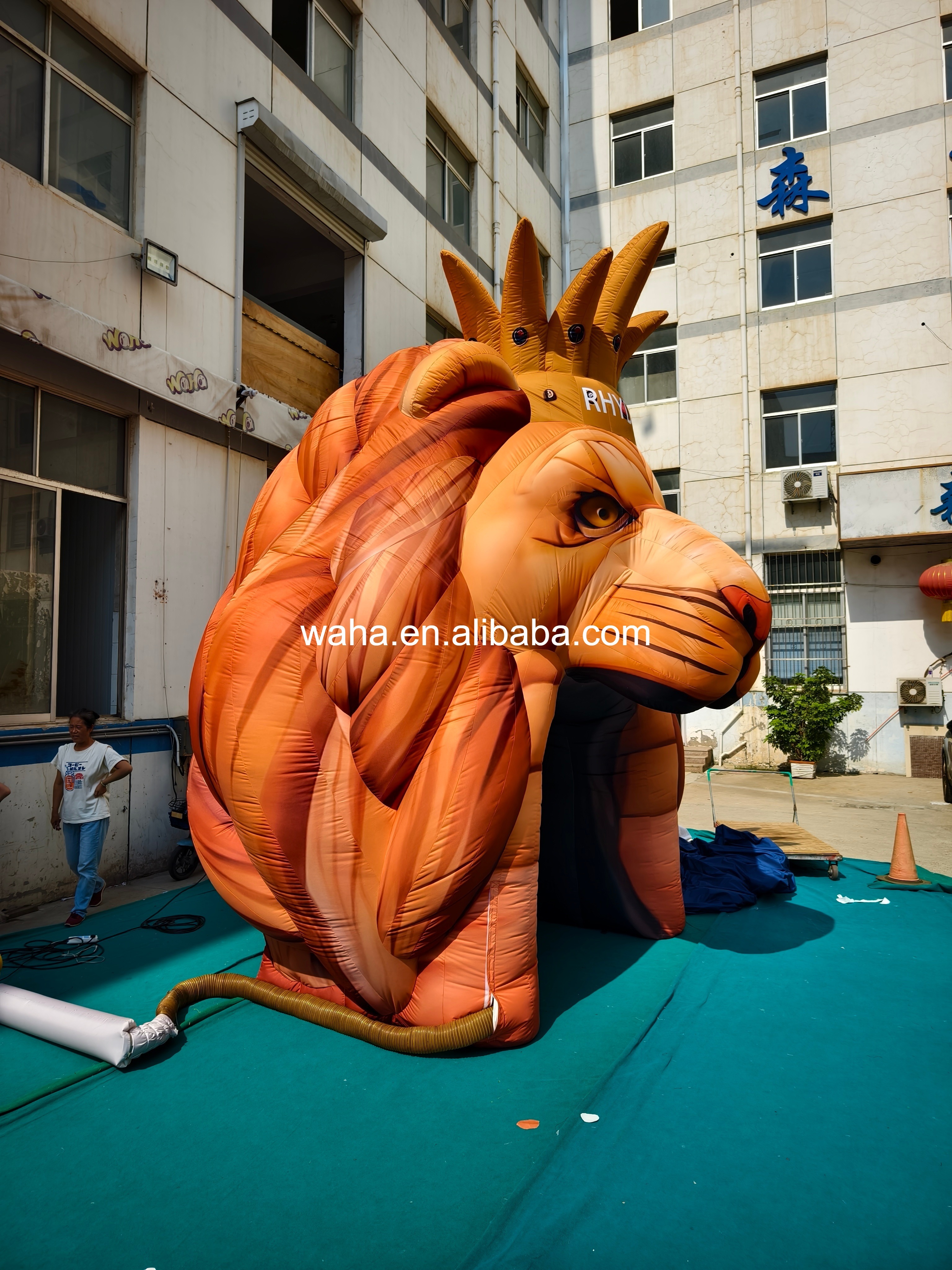Custom Printed Lion Head Inflatable Tunnel, Personalized Advertising Inflatable for Retail Promotions & Animal Themed Campaigns