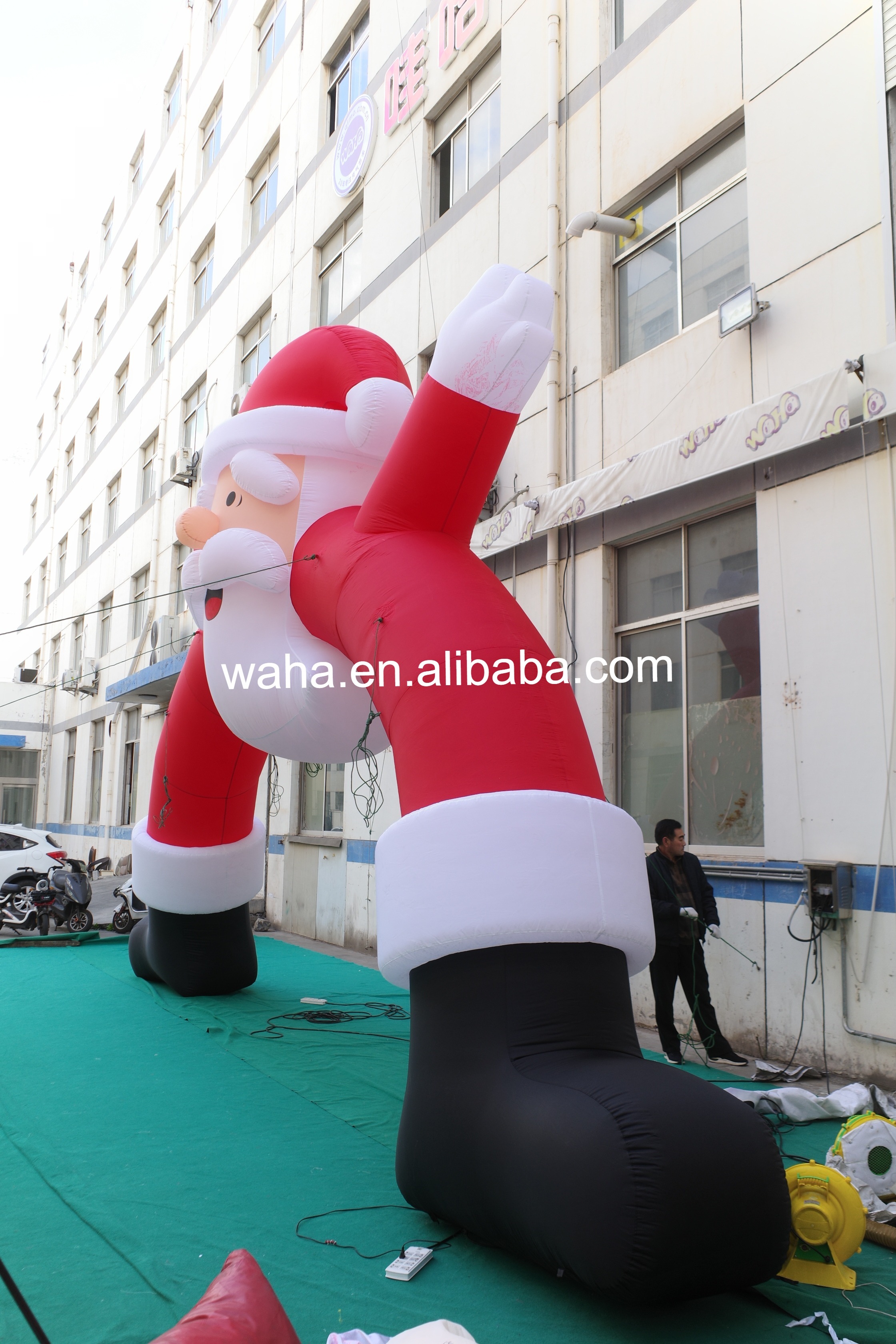 Premium Christmas Santa Themed Inflatable Arch, Long-Lasting Advertising Inflatable for Mall Displays & Winter Events
