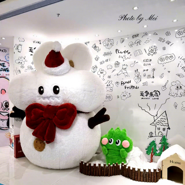 Fluffy Christmas Bunny Inflatable Mascot, Durable Advertising Inflatable for Mall Holiday Displays & Kids' Events