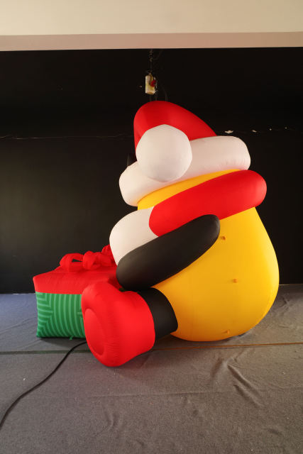 Large Realistic Inflatable Santa Statue Custom Xmas Figure for Shopping Mall Commercial Advertising Display