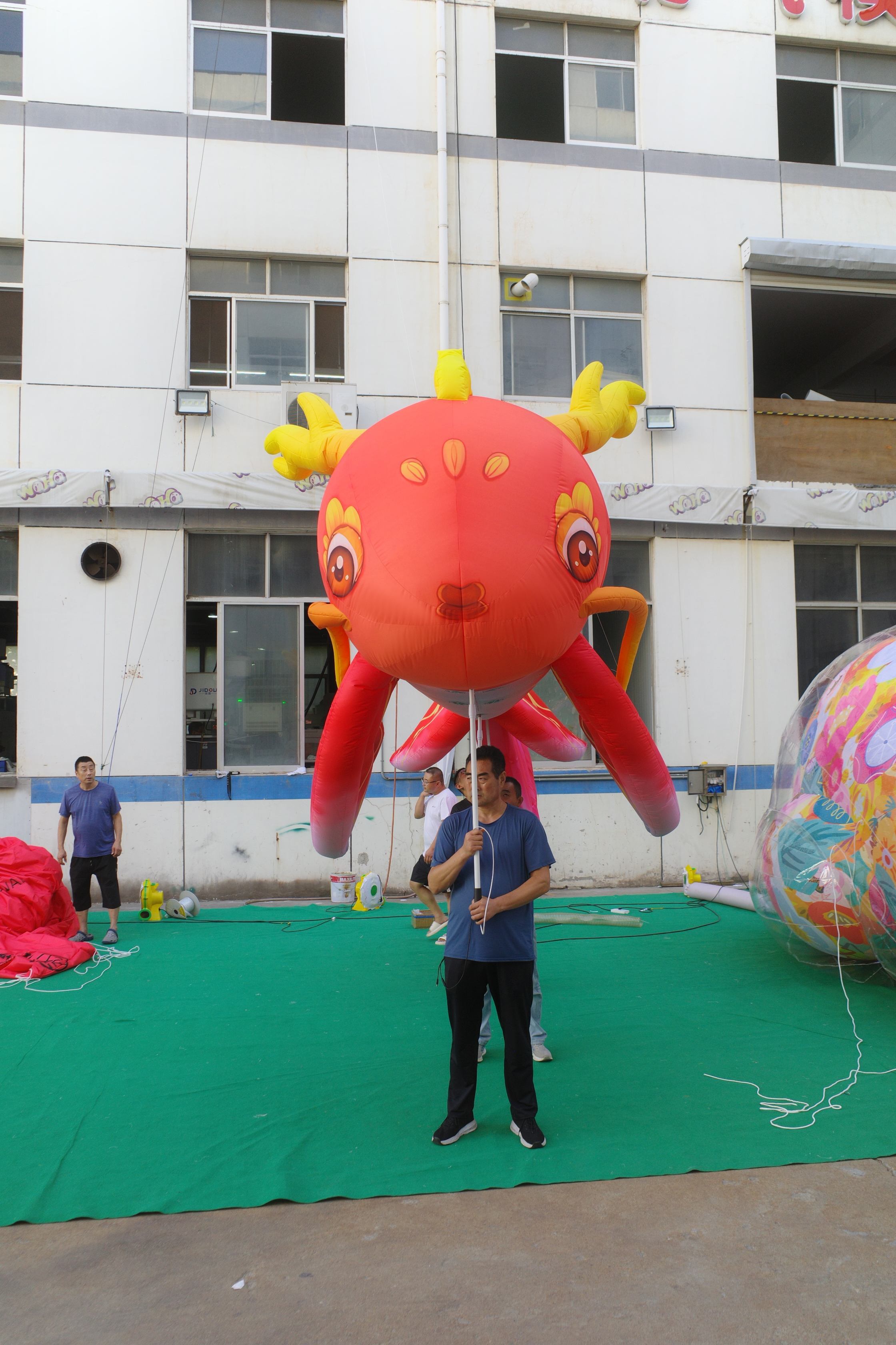 Large Simulated Inflatable Golden Arowana Statue Custom Inflatable Lucky Fish for Commercial Advertising Display