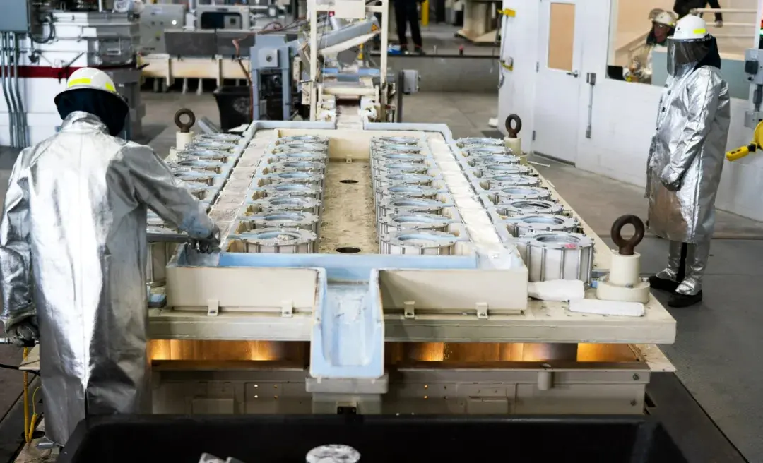 The casting table is running on the production line.