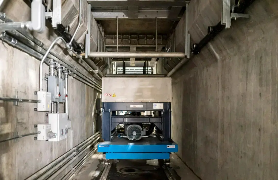 The furnace is equipped with a permanent magnet stirrer to improve the efficiency of the melting process.