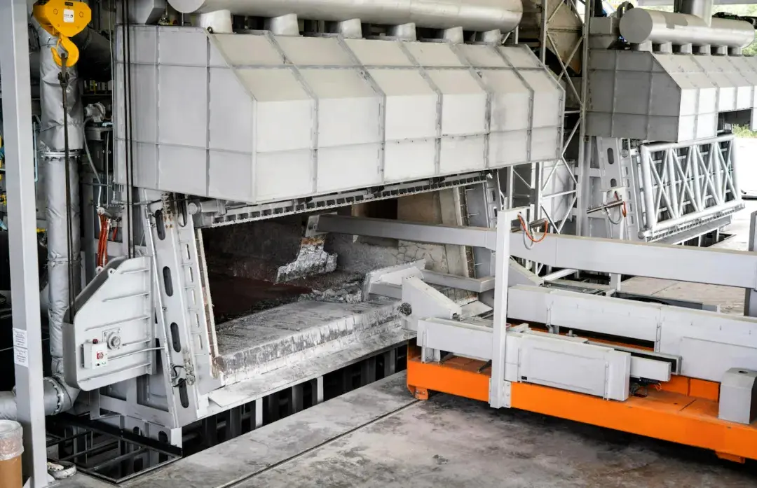 The degreasing process is fully automated and requires no human intervention.