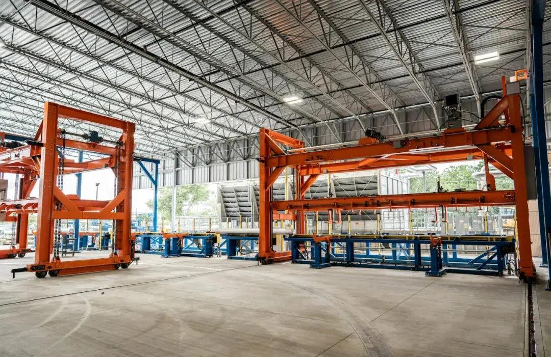 An automated processing and sawing system handles aluminum bars after casting and transports them to a homogenizing furnace.