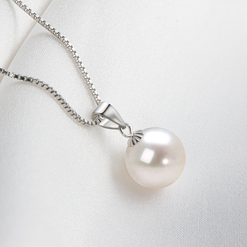 Classic 9-10 mm Freshwater White Pearl Pendant Necklace