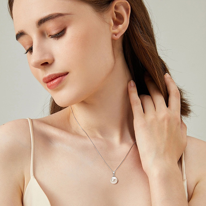 Classic 9-10 mm Freshwater White Pearl Pendant Necklace
